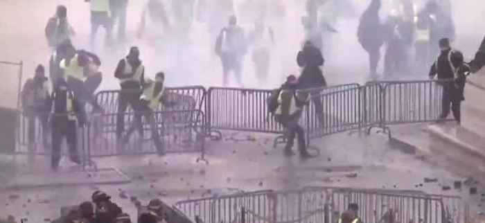 
    Protestele din Franța au luat amploareFoto Digi24  