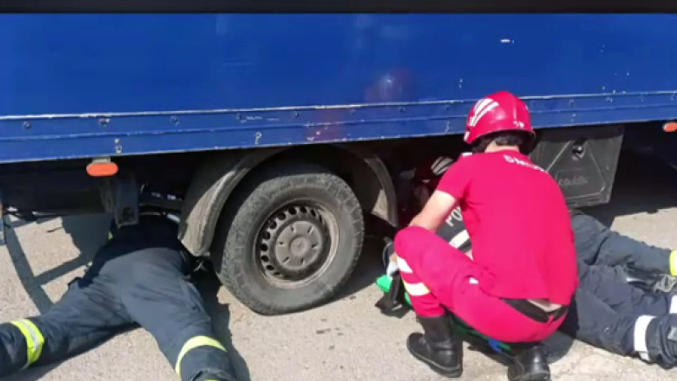Pompierii au scos femeia și copilul de sub camion