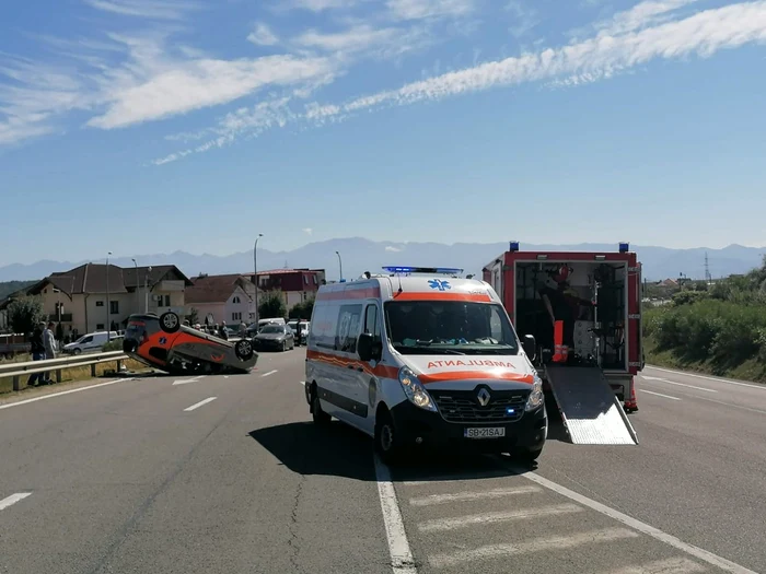 Accident pe DN1 - Sibiu în zona Extaz - Şelimbăr unde un şofer a intrat pe drumul principal fără să se asigure - patru victime şi o ambulanţă răsturnată Foto Facebook - credit tereza Voicu