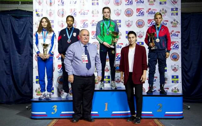 Alexandra Gheorghe (dreapta) pe podiumul Campionatului European de Box Juniori FOTO: arhiva personală Alexandra Gheorghe