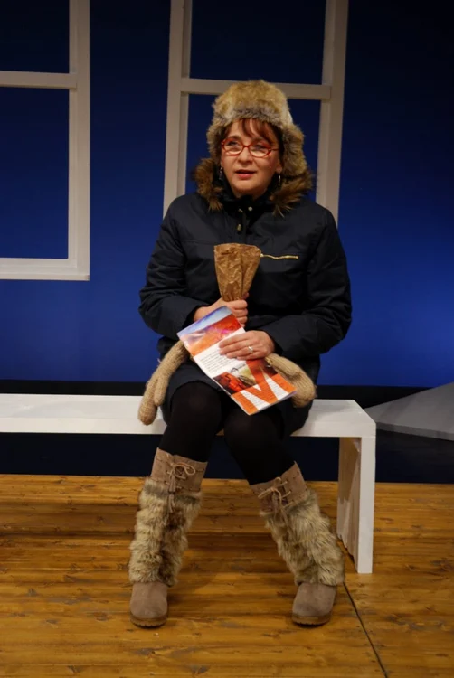 „Am simţit că mi se rupe inima. Şi
exact aşa a şi fost: s-a întărit şi s-a rupt în două“, spune actriţa Bianca
Zurovski, în spectacolul „Cu inima în pungă“, de la Braşov FOTO: Bogdan Spătaru, Teatrul Sică Alexandrescu din Braşov