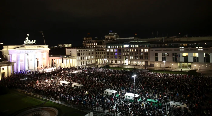 Mii de persoane s-au strâns marţi la un miting contra terorismului FOTO AP