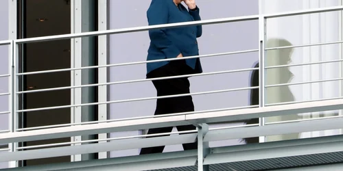 Angela Merkel vorbeşte la telefon înaintea unei şedinţe a Coaliţiei despre măsurile privind reducerea emisiilor de carbon EPA-EFE/MICHELE TANTUSSI