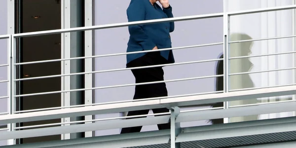 Angela Merkel vorbeşte la telefon înaintea unei şedinţe a Coaliţiei despre măsurile privind reducerea emisiilor de carbon EPA-EFE/MICHELE TANTUSSI