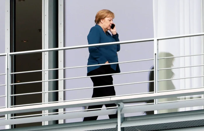 Angela Merkel vorbeşte la telefon înaintea unei şedinţe a Coaliţiei despre măsurile privind reducerea emisiilor de carbon EPA-EFE/MICHELE TANTUSSI