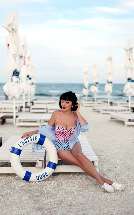 Ana Morodan pozează des în costumd de baie, deşi susţine că încă nu a terminat lupta cu kilogramele în plus