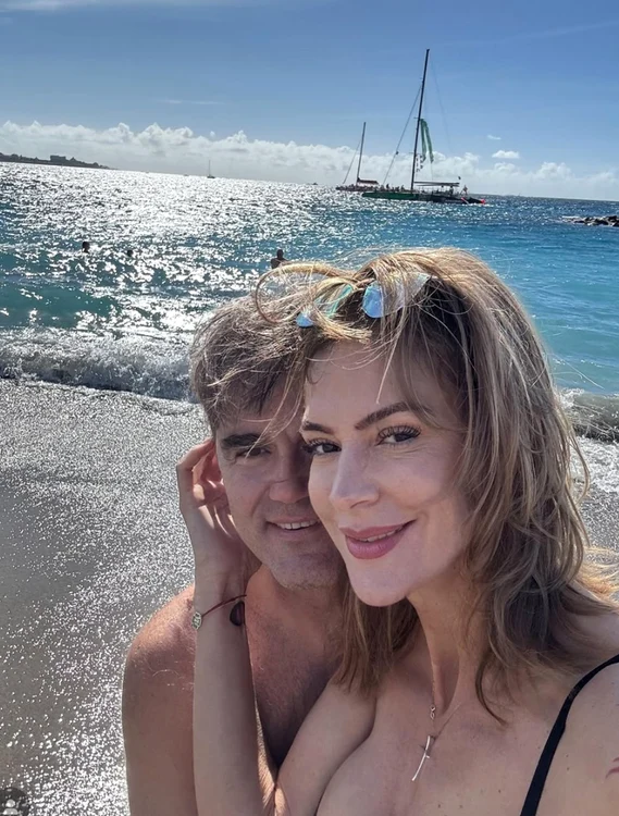 A plecat în Tenerife doar cu soțul