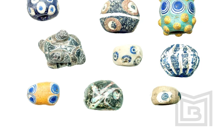 Mici opere de artă antică: mărgelele din pastă de sticlă colorată (foto: Muzeul Municipiului București(
