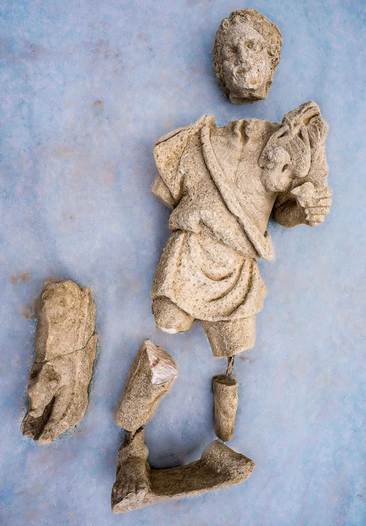 Statuia descoperită în vila romană de la Castel di Guido (© Ministero della Cultura)