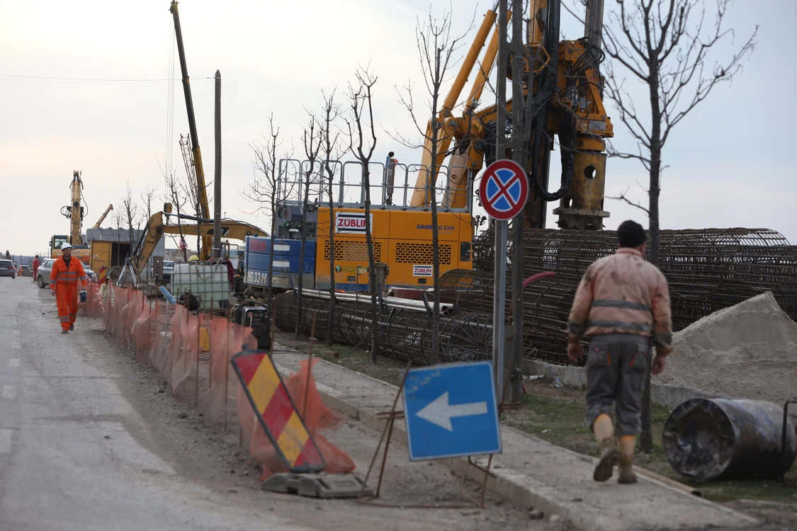Muncitorii lucrează din ambele capete, iar pe DN1 s-au înălţat pilonii