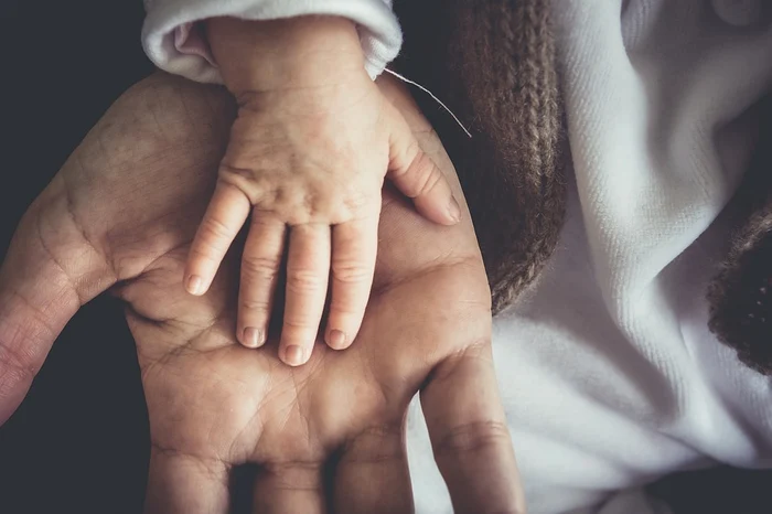 Asemenea cazului Sorinei, fetița din Baia de Aramă, un asistent maternal refuză să le predea părinților adoptivi copilul pe care l-a avut în grijă Foto: pixabay.com
