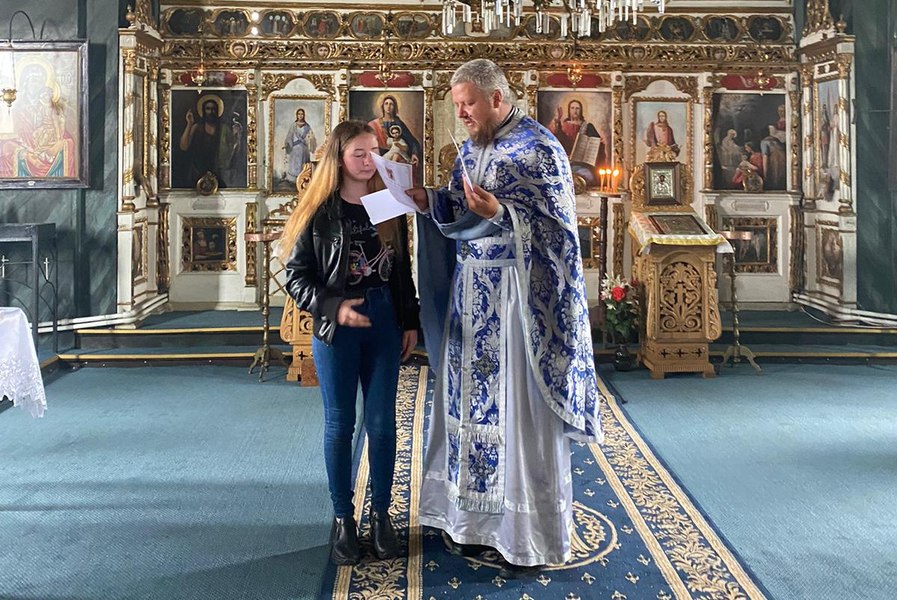 Bani din cutia milei pentru copiii buni la învățătură, într-un sat din Botoșani. Preotul îi recompensează de două ori pe an