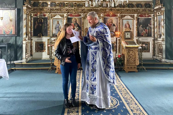 Preotul oferă diplome și bani elevilor premianți SURSA arhiva personală