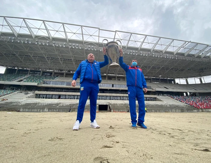 
    Adrian Bumbescu și Ștefan Iovan au ridicat din nou deasupra capului Cupa Campionilor Europeni la fotbalFoto: CSA Steaua  