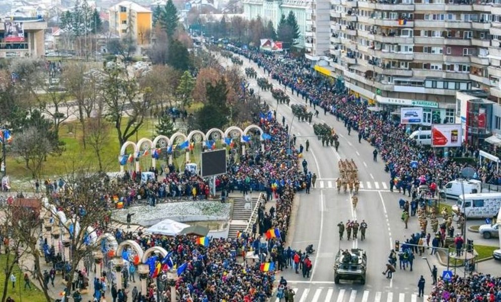 Paradă militară de Ziua Națională a României. Peste 1.000 de militari și avioane de luptă defilează la Alba Iulia