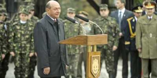 25 octombrie: Traian Băsescu le-a vorbit militarilor la Monumentului Eroului Necunoscut, apoi a plecat la Bruxelles 