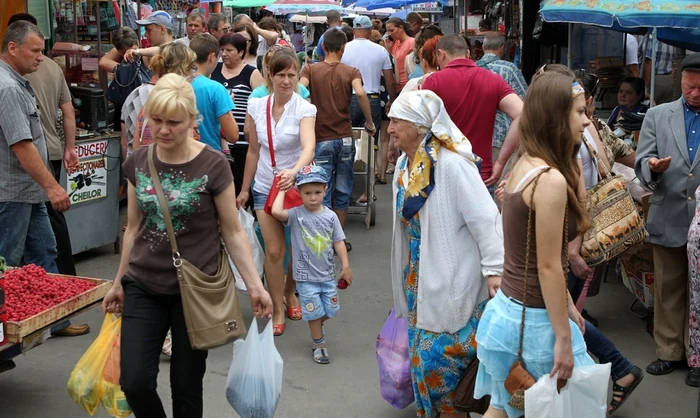 Potrivit specialiştilor pierdem prea mult timp la piaţă, pentru a ne mai îngriji de timpul nostru liber Foto: Tudor Iovu