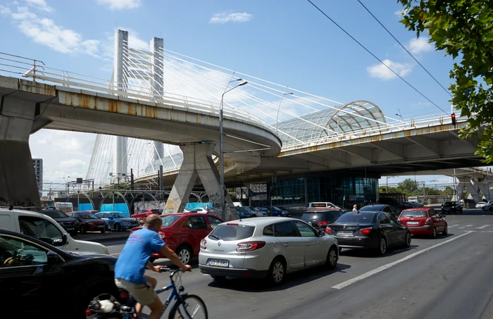 Pasajul Basarab cu urme de rugină