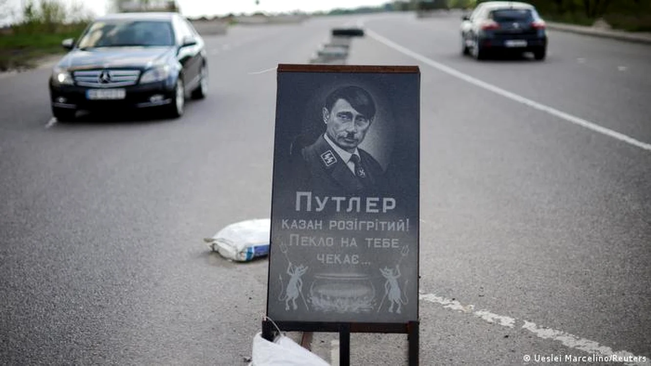 Putin, ca Hitler, pe un afiş pe o stradă lângă Kiev