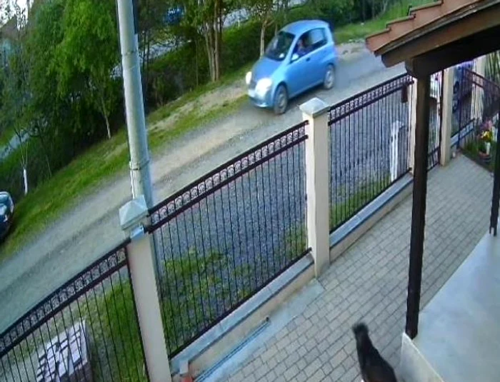 Mașina albastră, surprinsă pe camerele de supraveghere FOTO: captură video