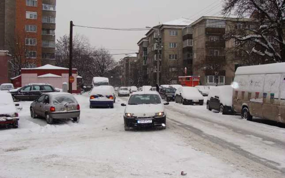 Străzile de cartier au arătat ca cele de la țară, îmbracate în troiene