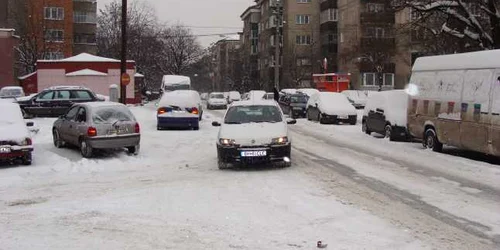 Străzile de cartier au arătat ca cele de la țară, îmbracate în troiene