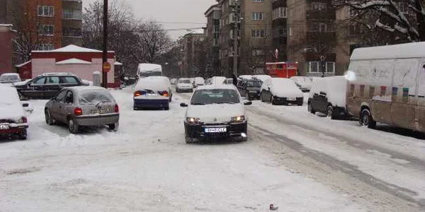 Străzile de cartier au arătat ca cele de la țară, îmbracate în troiene