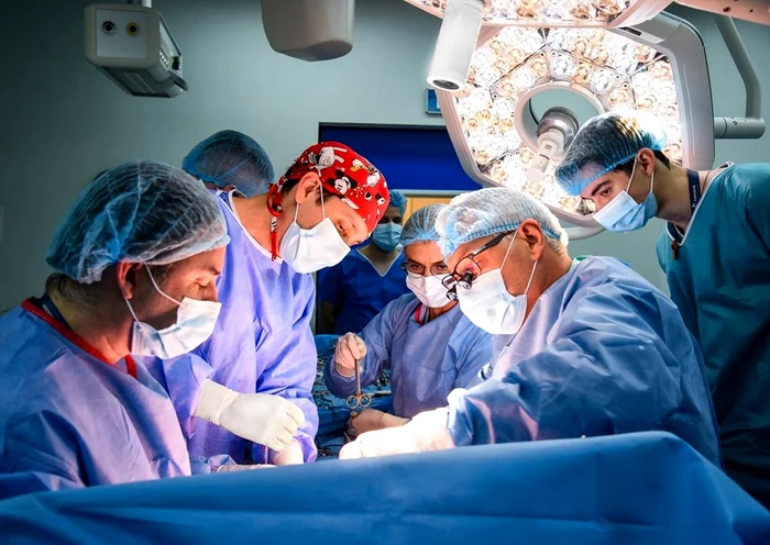 Primul transplant hepatic laparoscopic de la donator viu din România. FOTO: Spitalul Clinic SANADOR