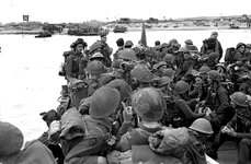 Soldați canadieni în Normandia, la 6 iunie 1944 (© Wikimedia Commons)