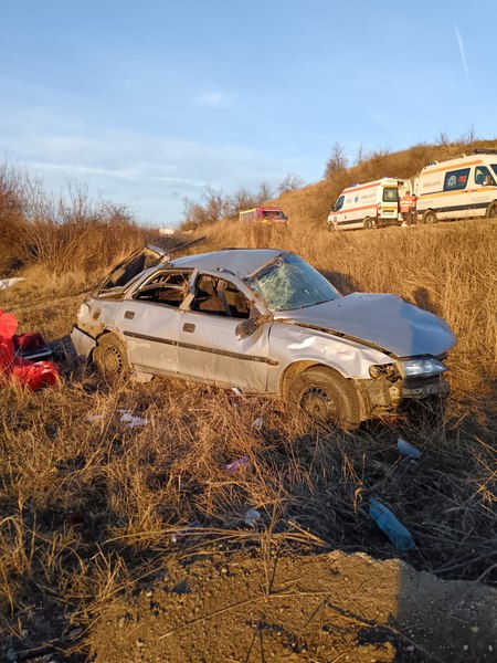 Accident grav pe drumul european E574, în Olt. O mașină s-a răsturnat, iar un pasager în autoturism a murit