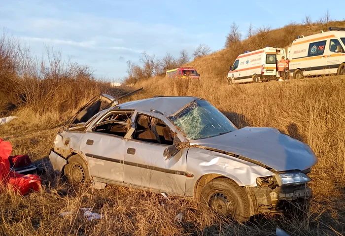 Mașina s-a răsturnat în afara părții carosabile FOTO: martor