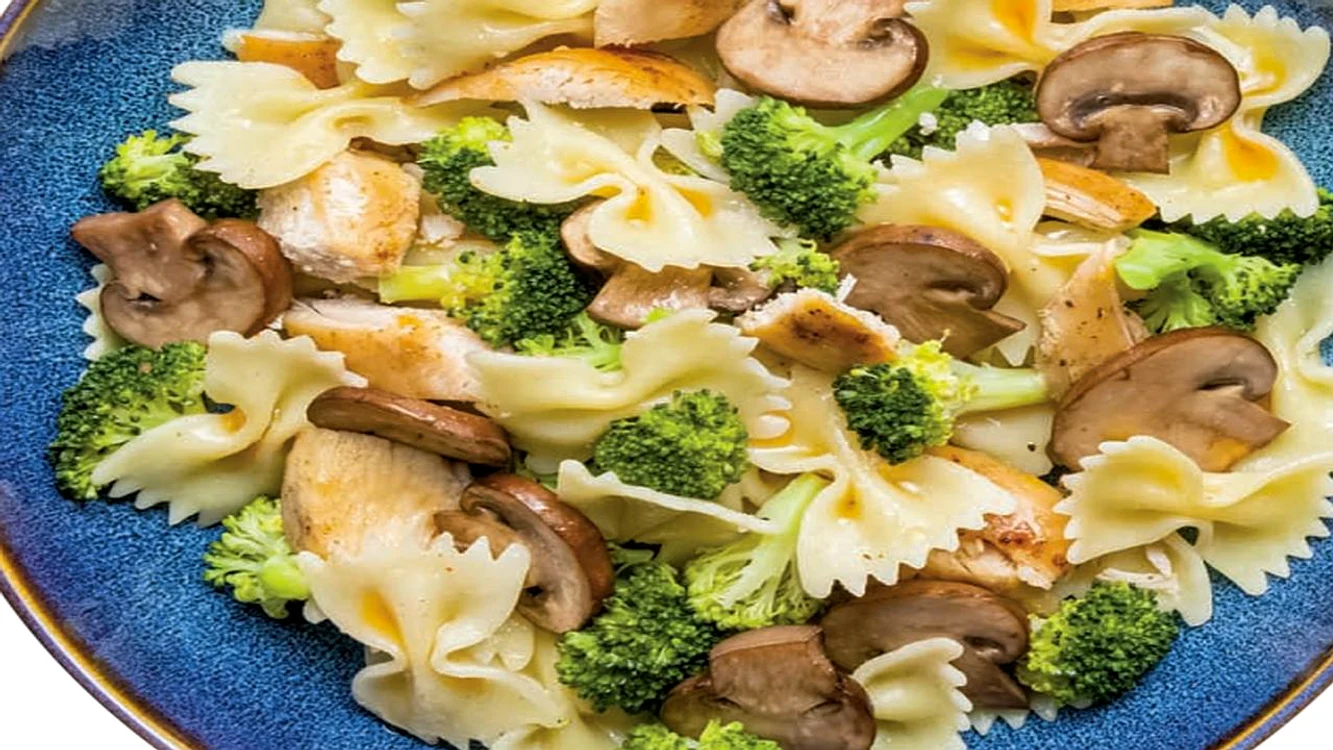 Salată de paste cu pui jpg