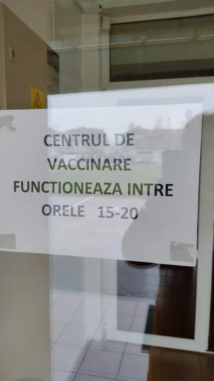 Afişul lipit pe uşa centrului de vaccinare din Lugoj