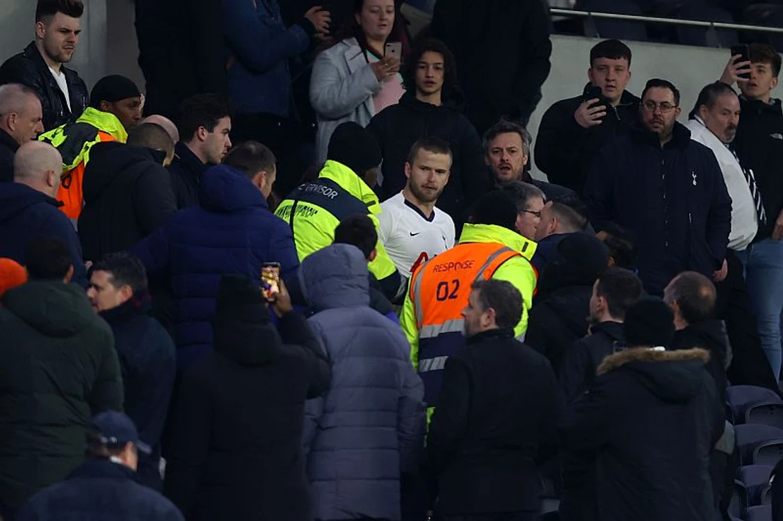 
    Eric Dier a ajuns până în mijlocul fanilor din tribunăFoto: EPA-EFE  