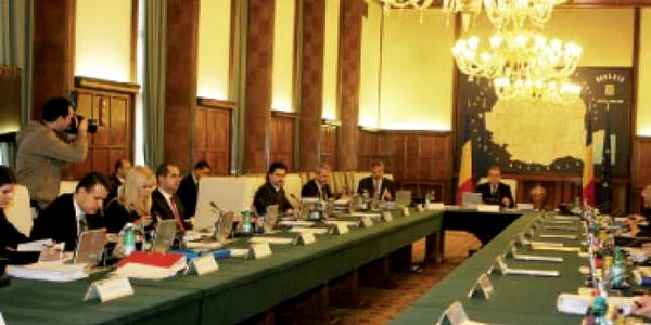 Guvernul va trimite  acasă 400 de consilieri