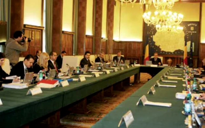 Guvernul va trimite acasă 400 de consilieri