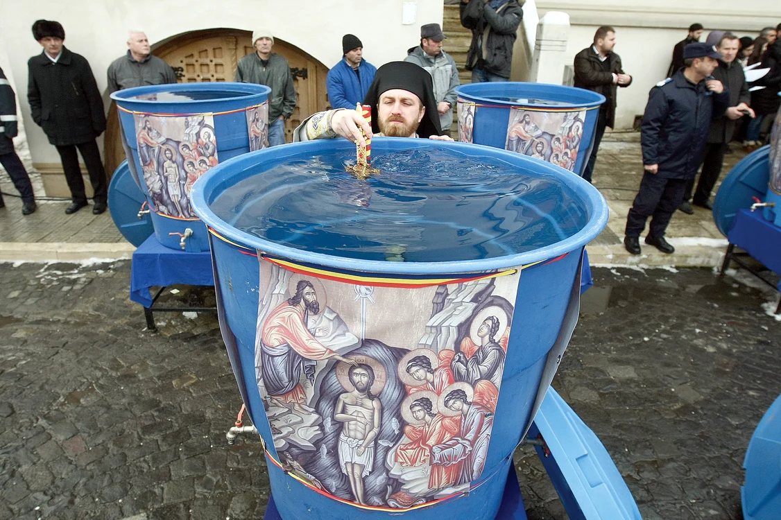 
    Agheasma de Bobotează de la Patriarhie vine de la 180 de metri adâncime. Un sobor de preoți a sfințit cele 23 de butoaie cu agheasmăFoto: Dorin Constanda  