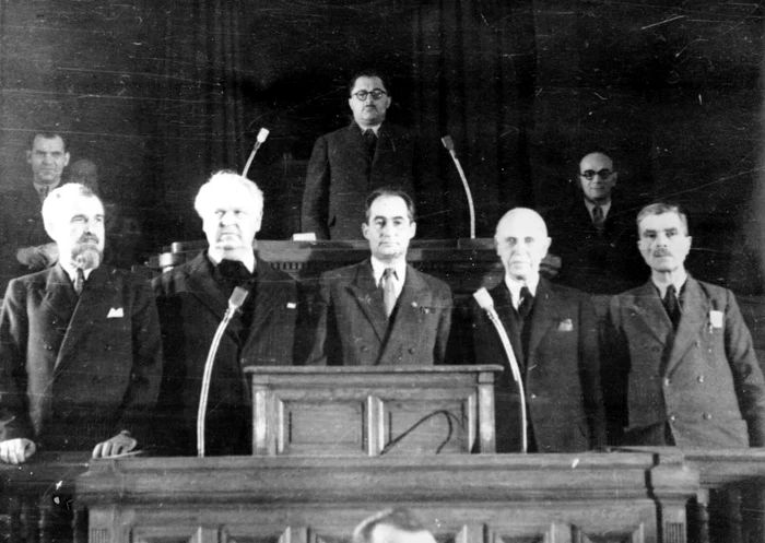 Prezidiumul Provizoriu al MAN în 1948, cu Mihail Sadoveanua, al doilea de la stânga la dreapta