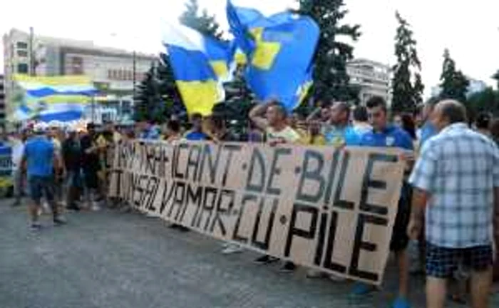 Aproximativ 300 de suporteri ai Petrolului au protestat împotriva lui Radu Mazăre la Ploieşti. FOTO Dana Mihai