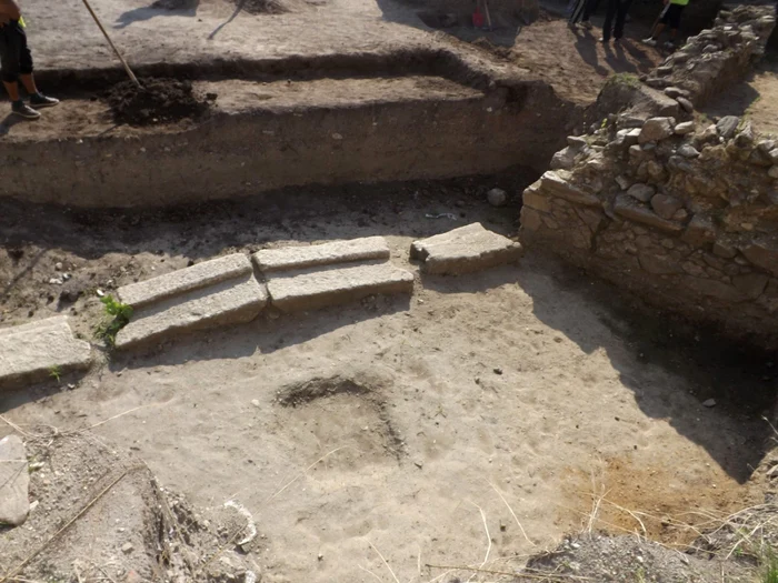 Tezaurul a fost descoperit de un localnic din Strîmptu FOTO Corina Macavei