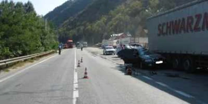 Râmnicu Vâlcea: Valea Oltului a fost blocata aproape patru ore din cauza coliziunii dintre un tir si un autocar