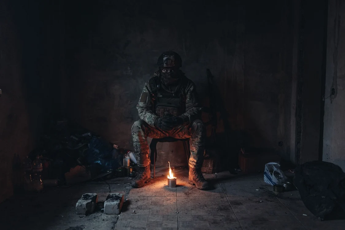  Soldat ucrainean se încălzește la o lumânare în Donețk, FOTO Profimedia