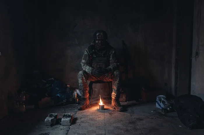 Soldat ucrainean se încălzește la o lumânare în Donețk, FOTO Profimedia