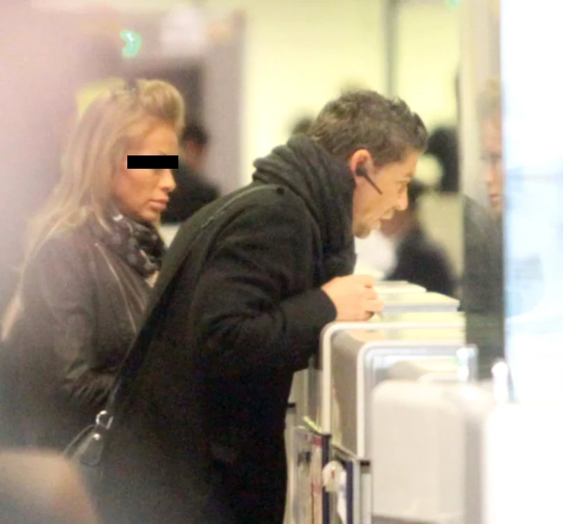 Pe 28 decembrie 2015, Click! l-a surprins pe Mara alături de amantă în aeroport