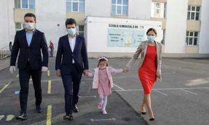 Nicușor Dan a venit la vot de mână cu soția și cu fetița lor  jpeg