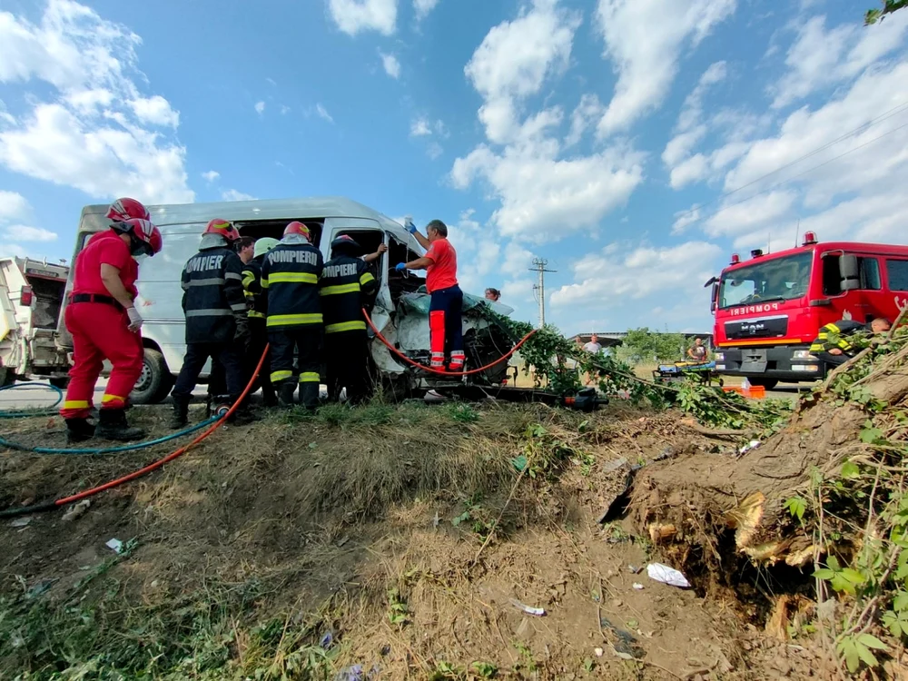 Echipa de descarcerare din cadrul ISU Prahova a intervenit pentru salvarea celor doi copii FOTO ISU
