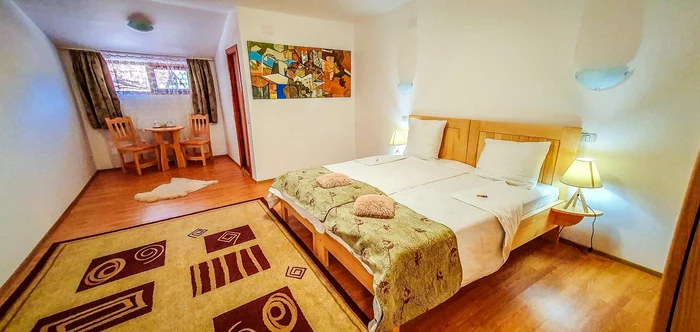 Aşa arată unul dintre cele opt dormitoare