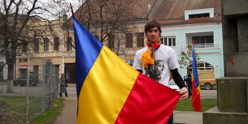 Gabriel Molnar, alături de drapelul naţional