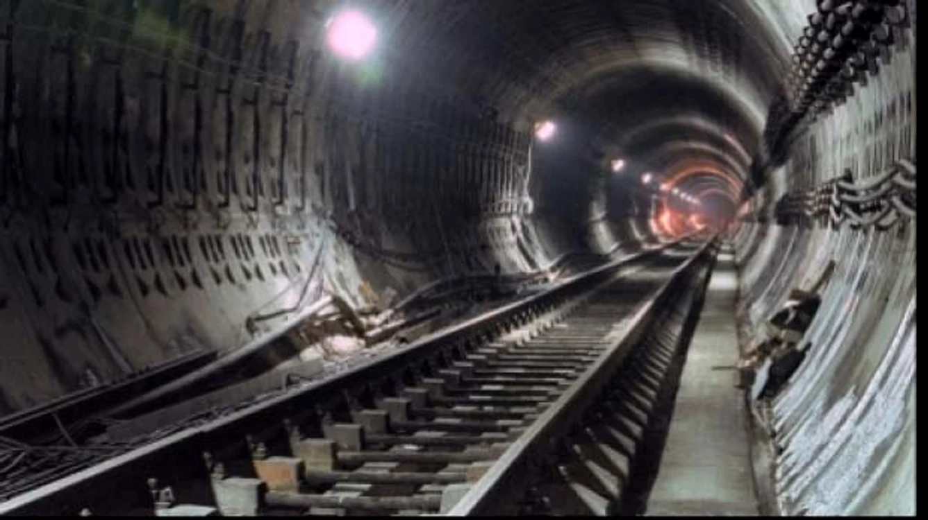 
    Circulaţia pe tronsonul de metrou Drumul Taberei-Eroilor va începe în martie 2017    