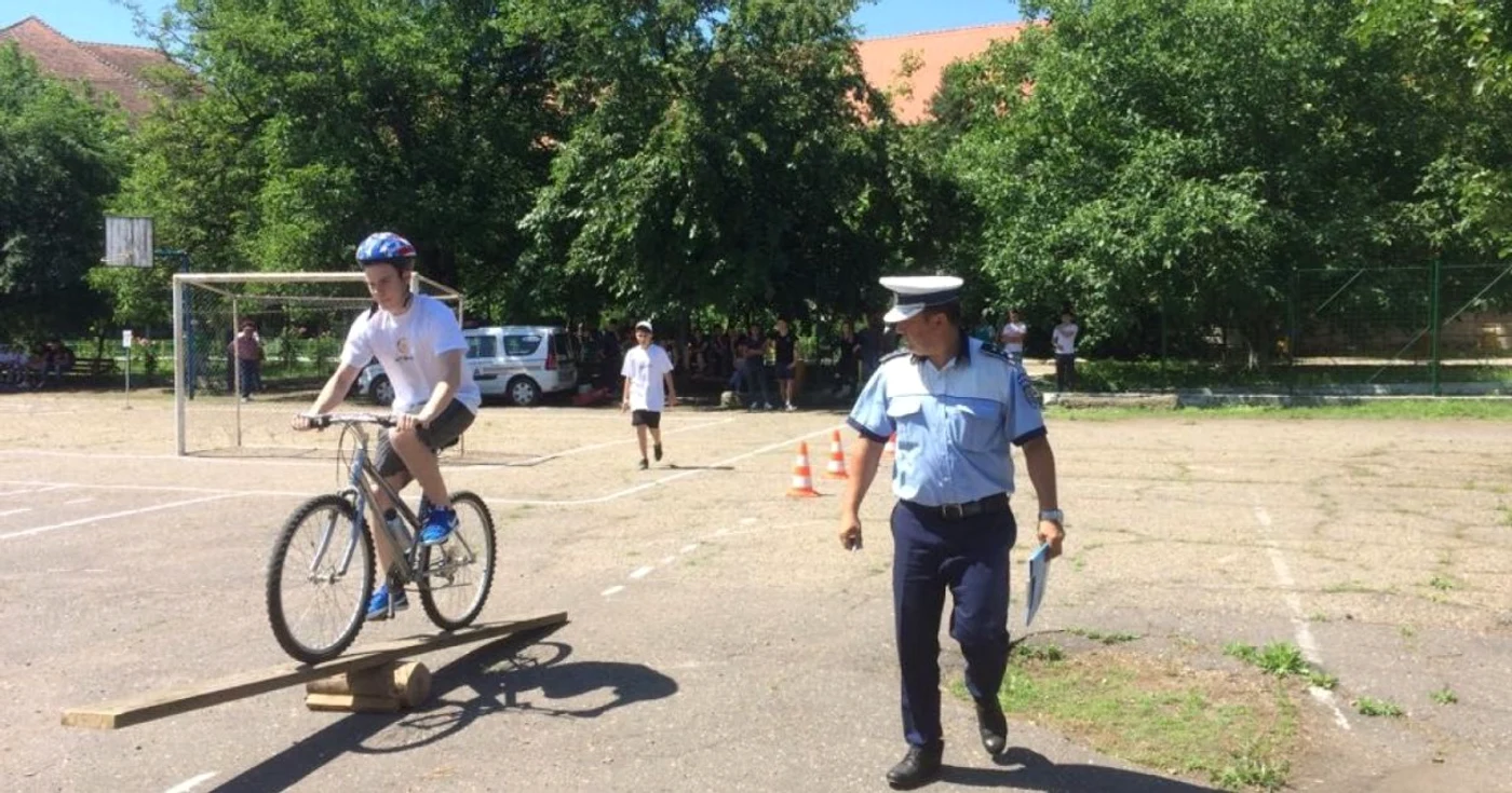 Copii au susşinut concursul sub supravegherea poliţiştilor FOTO Adevărul